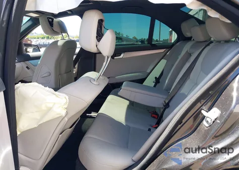 2013 Mercedes-Benz C 300 4Matic из США, поврежденный, VIN WDDGF8AB1DA777952